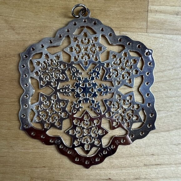 Vintage MMA 2003 Metropolitan Museum of Art MMA Silver Plated Snowflake Ornament - Picture 2 of 4